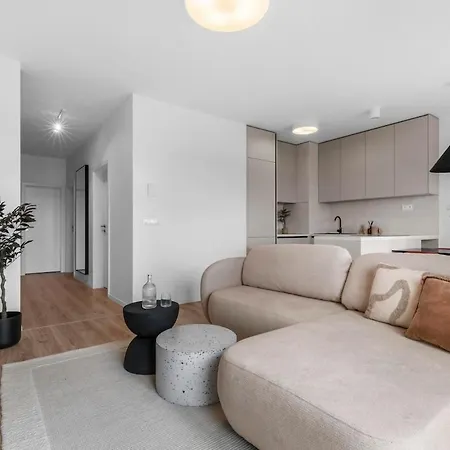Slnecnice 2-bedroom On Floor 6 With Balcony And Parking By Skyviews Apartmán