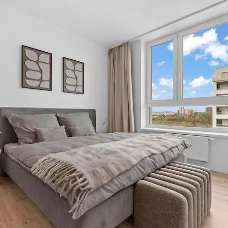 Slnecnice 2-bedroom On Floor 6 With Balcony And Parking By Skyviews Apartmán Bratislava